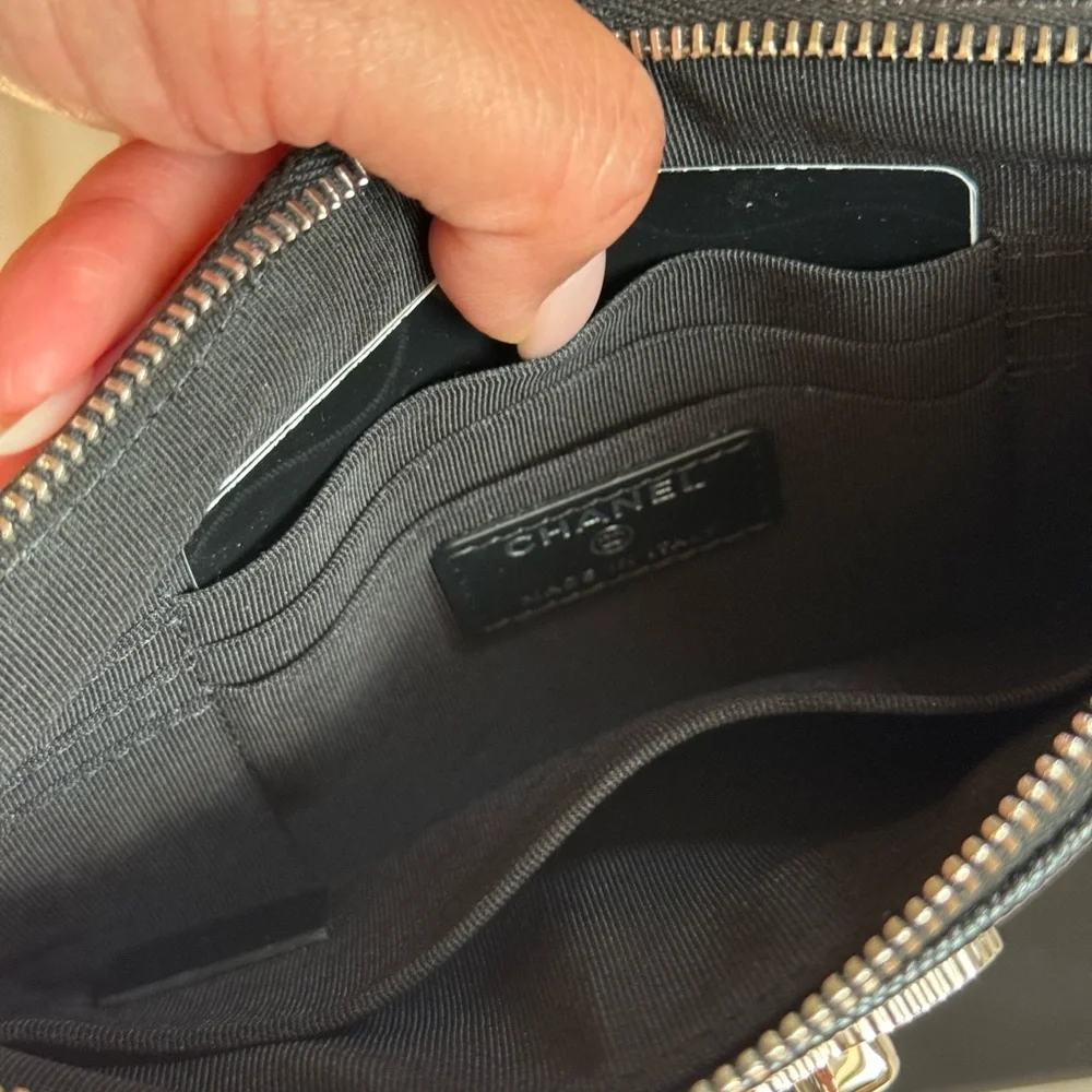 Chanel
Mademoiselle Vintage O Case Pouch Chevron Metallic Caviar - Picture 9 of 14